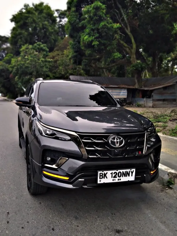 Toyota Fortuner abu-abu unit Toba Brother Rent