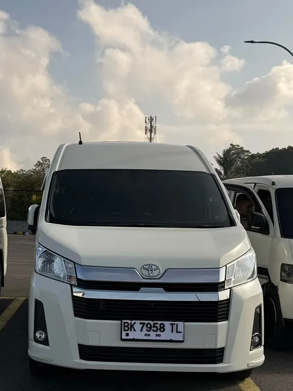 Toyota Hiace putih unit Toba Brother Rent