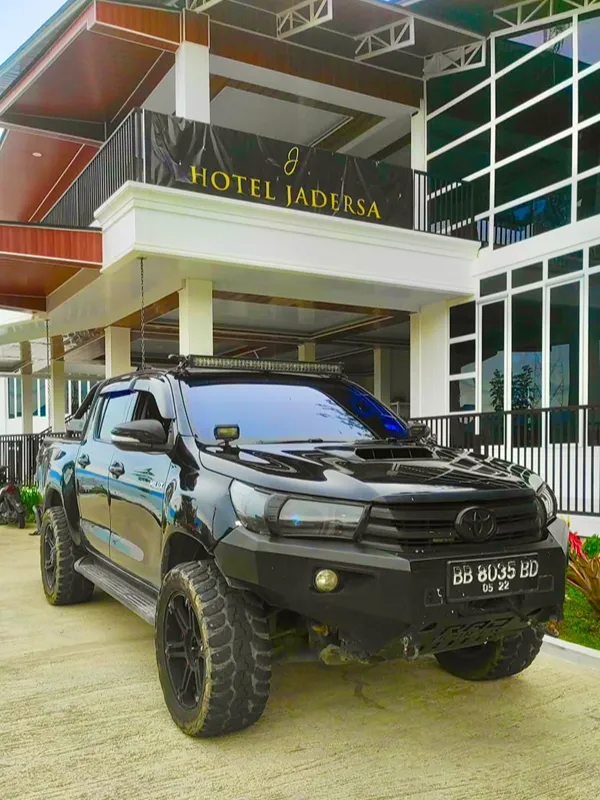 Toyota Hilux Double Cabin hitam unit Toba Brother Rent