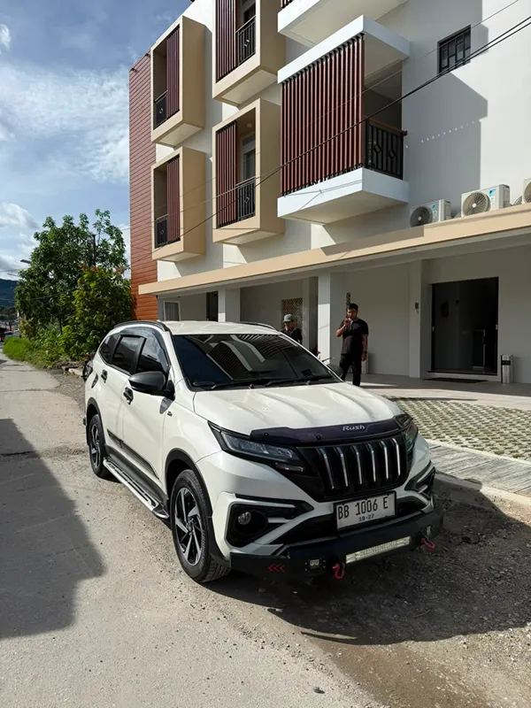 Toyota Rush putih unit Toba Brother Rent